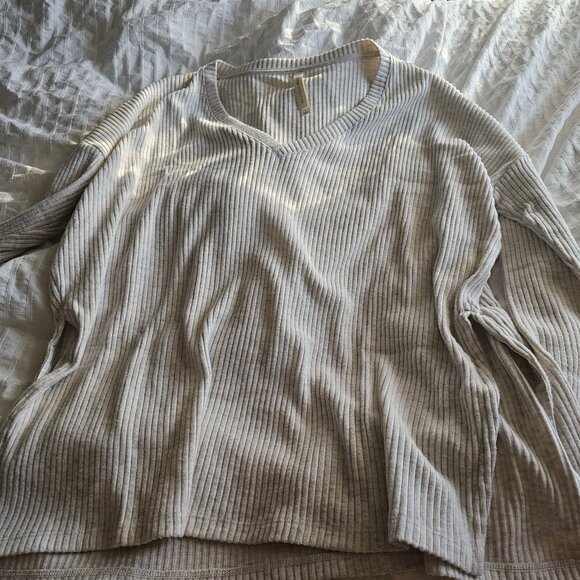 Aritzia The Group by Babaton Traverse Longsleeve - 2022 - Heather Whitecap Grey - Picture 4 of 14